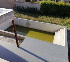 La piscine vue d'une chambre à l'étage.