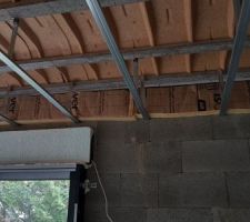 Rails placo plafond et laine de verre entre plafond et dalle étage