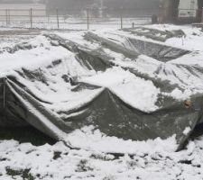 Le bois bâché sous la neige.