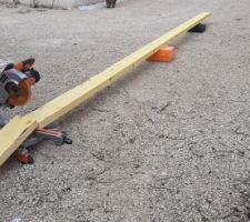 Coupe du linteau de la fenêtre dans un chevron. Les grandes pièces de bois sont difficiles à manipuler seul, mieux vaut être à 2 (ou le couper directement sur le tas de bois avec une scie plongeante et une petite règle).