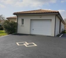 Travaux de goudronnage avec pose de pavés