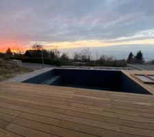 Terrasse bois et piscine membrane gris foncé