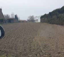 Photo de notre terrain : 2585 m2 environ 15m de fa&ccedil;ade et une exposition sud ouest.