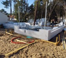 On commence a monter les murs avec les blocs coffrant reverbloc de 40cm.
Equerrage et vérification, une dernière fois des cotes pour partir sur de bonnes bases