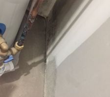 Humidité sur les murs à côté du ballon