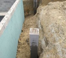 Trou de la piscine dans le fond.
EP en rouge au premier plan