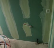 Bandes placo terminées, pas de film polyane sous les cloisons...