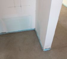 Chambre parents : le dressing à gauche et l'entrée à droite