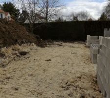 Le terrassier est passé et a remblaye le vide sanitaire.