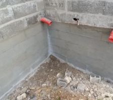 Le constructeur m'a parlé d'un enduit hydrofuge appliqué en 2 couches à la brosse sur le soubassement.
A priori, qu'une seule couche a été passée, je vais en parler au constructeur.
Si c'est fini, nous allons enfin pouvoir remblayer