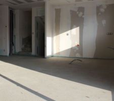 Cuisine au fond à droite, et escaliers partie nuit