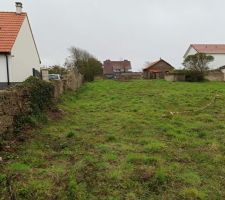 Terrain de 700m2, une all&eacute;e de 100m2 permettra d'acc&eacute;der au terrain situ&eacute; en second rideau