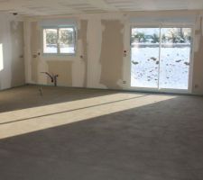 Cuisine à gauche et salle à manger à droite