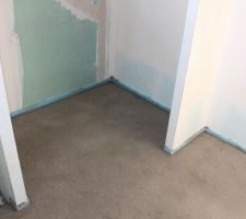 Salle de bain : vue depuis vasques sur placard et entrée