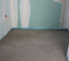 Salle de bain : vue sur futur sèche serviettes à gauche et placard à droite