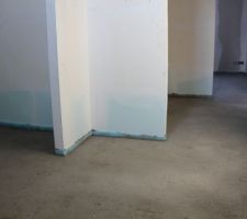 Salle de bain : vue sur l'entrée, le dégagement puis sur la chambre d'enfant tout au fond