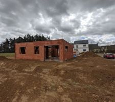 Terrassement autour de la maison en cours