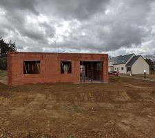 Terrassement autour de la maison en cours