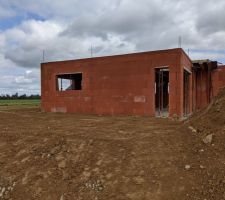 Terrassement autour de la maison en cours