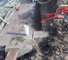 Excavation de la terre en limite côté Sud, afin de la repousser et pouvoir monter le mur sereinement.