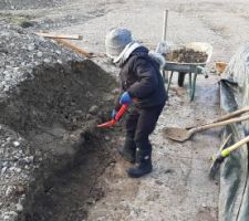 Excavation de la terre en limite côté Sud, afin de la repousser et pouvoir monter le mur sereinement.