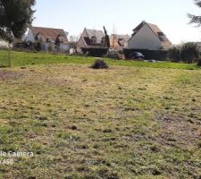 D&eacute;broussaillage derri&egrave;re la future maison