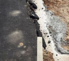 Trottoir qui ne finit plus de tomber en ruine...