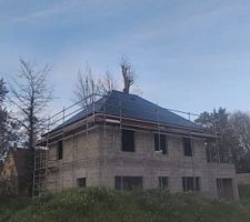 Toiture posée en fin de journée