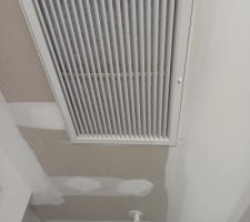 Système de chauffage air air réversible pompe à chaleur gainable avec grille de soufflerie dans chaque pièce de la maison..