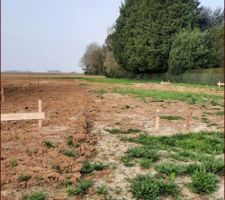 Yesss il y a deux jours mon homme a vu que les choses ont boug&eacute; sur le terrain, le g&eacute;om&egrave;tre est pass&eacute; pour faire le piquetage. On attend (et on ne sait pas combien de temps) le passage de la commune pour valider l'emplacement.