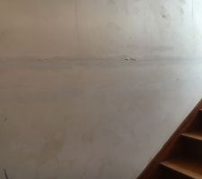 Fissure traversante murs porteurs qui suit la salle de bain