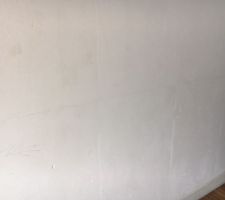 Fissures sûrement traversante aussi de ma chambre  .... qui suit la dalle de l étage au dessus de la cuisine