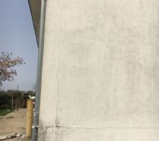 Fissures côté de la maison , sûrement lezarde