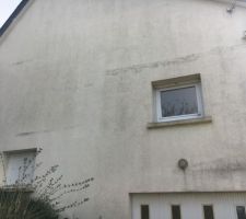 Fissures derrière de la maison , qui suit les dalles étages