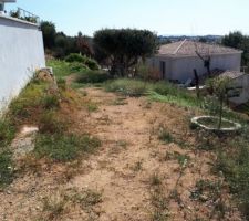 Voila le  terrain en contre bas de la maison dans son état quasi d'origine, en friche avec l'herbe qui poussait sans arrêt !!!