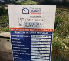 Affichage permis de construire sur le terrain