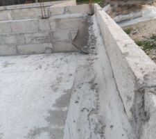 Arase noir mis que sur la moiti&eacute; de la structure et cot&eacute; au dernier parpaing. Je ne comprends pas pourquoi il n'est pas en dessous du parpaing. Le mortier a &eacute;t&eacute; mis sur toute les structures. Je ne vois pas comment l'arase noir sera mis sur l'ensemble du contour de la structure maintenant que le mortier a &eacute;t&eacute; mis.