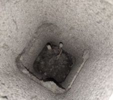 Photo sur tous des poteaux  pour le chainage vertical - probl&egrave;me de recouvrement des aciers plus assez long. Du b&eacute;ton a &eacute;t&eacute; coul&eacute; &agrave; l'int&eacute;rieur et la longueur de recouvrement des acier ne peut plus &ecirc;tre respect&eacute;.