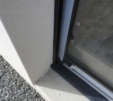 L'enduit s'effrite dans le coin, le long du rail du BSO.