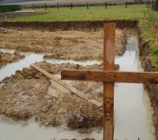 Eau qui remonte et jours de pluies qui retarde le coulage des fondations