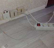 Cable ethernet sortant du mur, et boitier bizarre