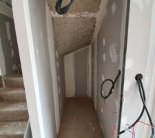 Sous l'escalier