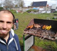 Barbecue sur le terrain...hum...Happy Birthday Crazy teach'