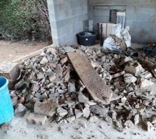 On casse tout devant pour faire l'allée en béton pour les voitures