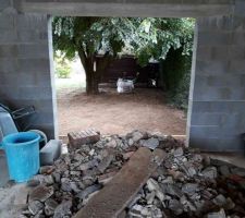 On casse tout devant pour faire l'allée en béton pour les voitures