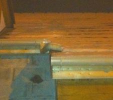 C est le devant de la maison la toiture a été posée et voici la goutiere qui a ete laissé ainsi.