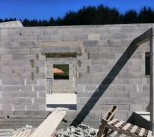 Façade ouest avec l'ouverture de la pièce à vivre en porte fenêtres trop étroite pour pouvoir  profiter pleinement de la vue.