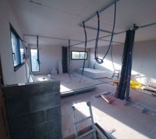 Muret en parpaing branlant, fixé au  doublage de la cage d'escalier mais on est pas très rassurés quand même ...