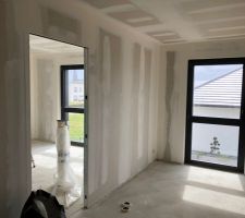 1er Etage avant ponçage des murs 
Vue de la Mezzanie et chambre parentale