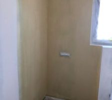 Sous couche d'&eacute;tanch&eacute;it&eacute; sous carrelage dans la salle de bain du RDC